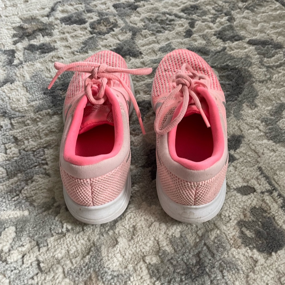 Youth pink Nike sneakers size 4 - Picture 4 of 6